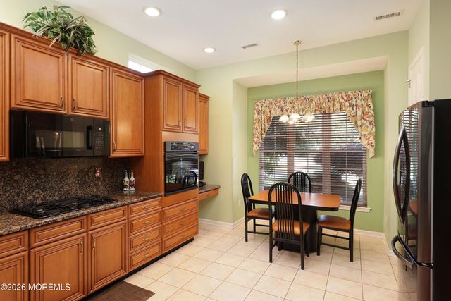 7 Oakhill Court, Jackson, NJ 08527