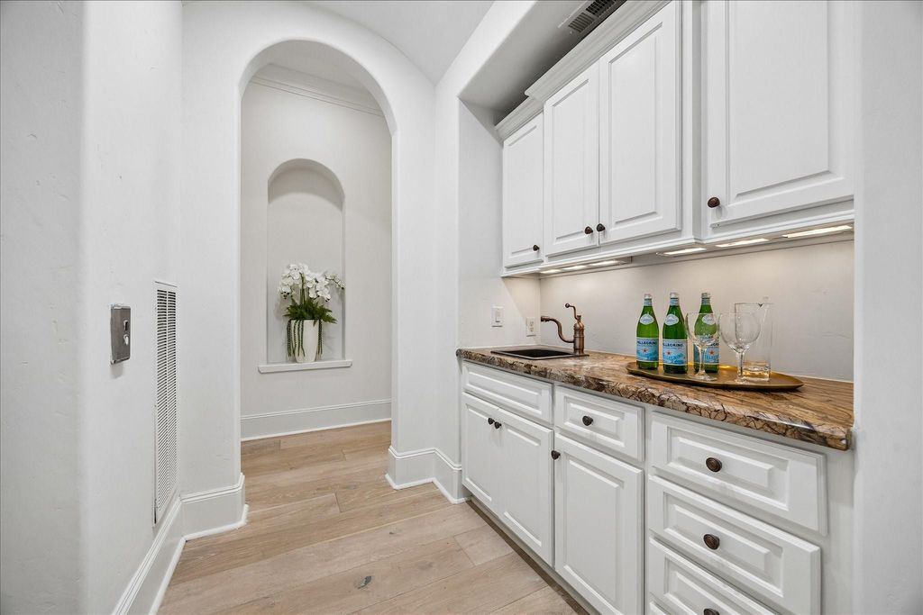 Image 11 of property listing at 4504 Holly Street, Bellaire, TX 77401