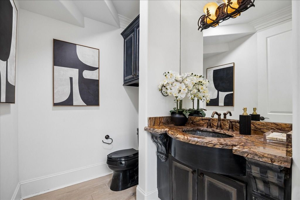 Image 18 of property listing at 4504 Holly Street, Bellaire, TX 77401