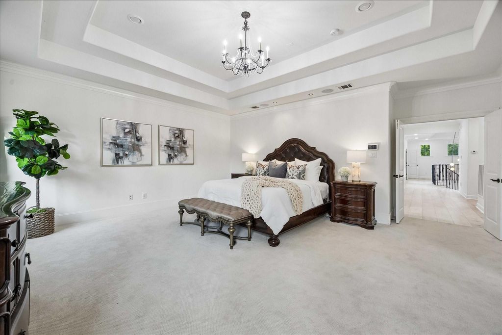 Image 22 of property listing at 4504 Holly Street, Bellaire, TX 77401