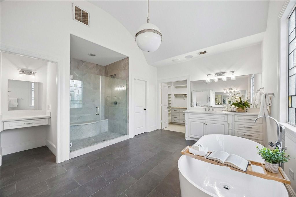 Image 24 of property listing at 4504 Holly Street, Bellaire, TX 77401