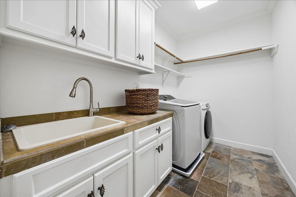 Image 33 of property listing at 4504 Holly Street, Bellaire, TX 77401