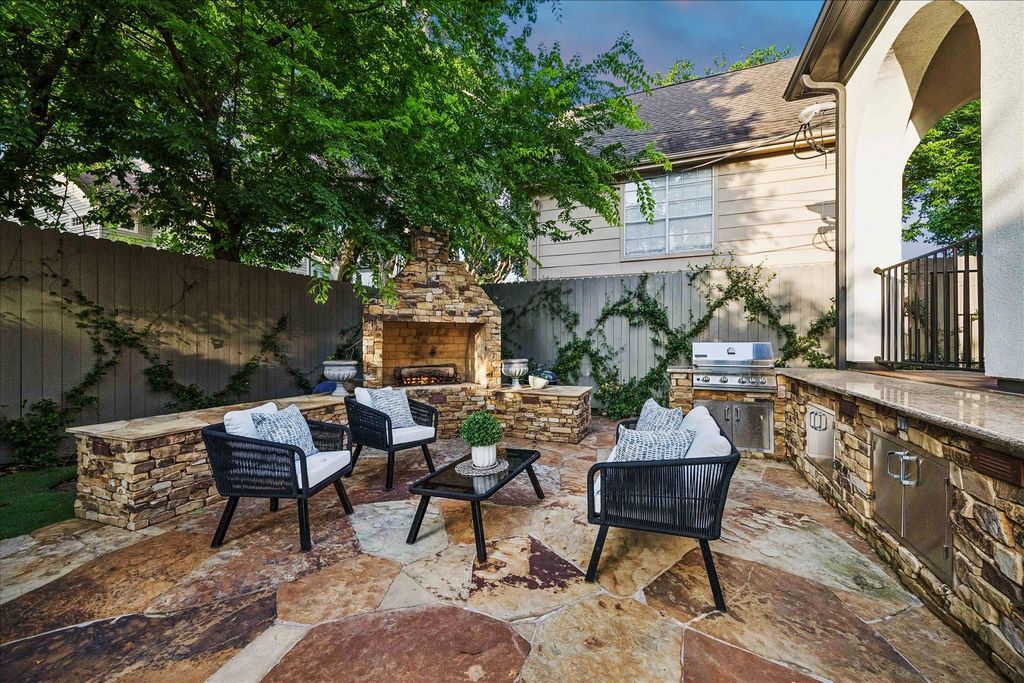 Image 5 of property listing at 4504 Holly Street, Bellaire, TX 77401