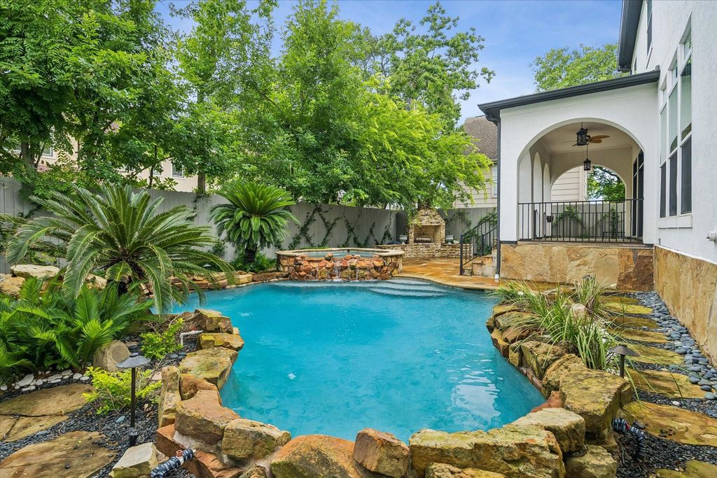 Image 6 of property listing at 4504 Holly Street, Bellaire, TX 77401