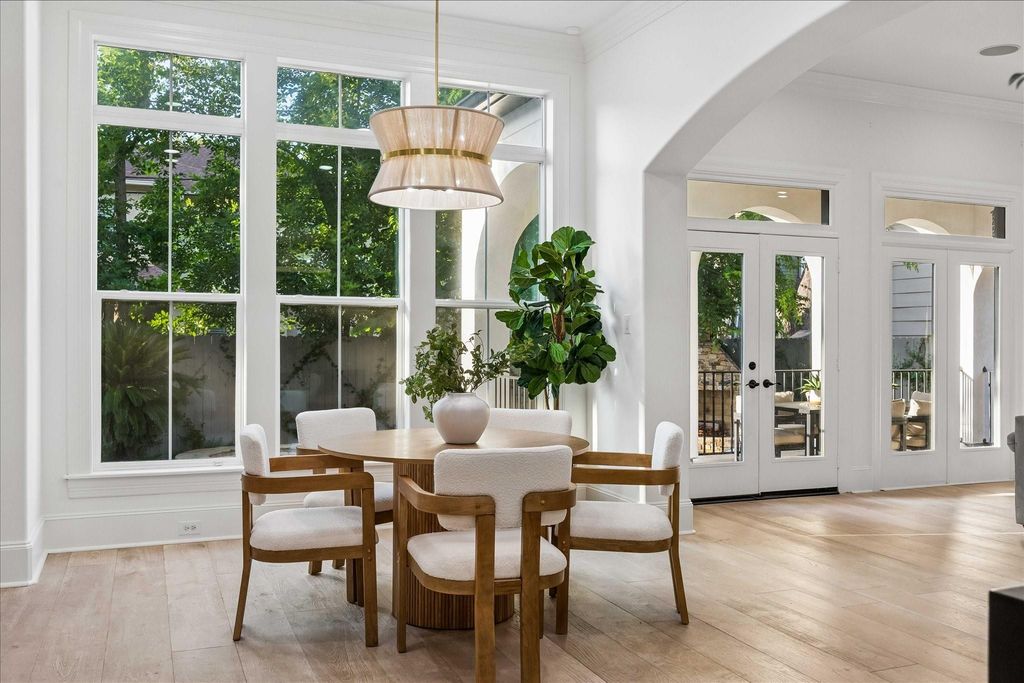 Image 9 of property listing at 4504 Holly Street, Bellaire, TX 77401
