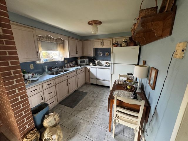 225 Chaucer Drive, Irwin, PA 15642