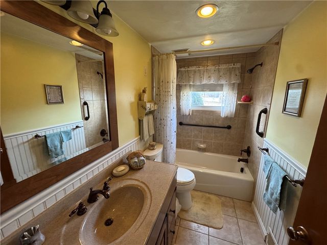225 Chaucer Drive, Irwin, PA 15642