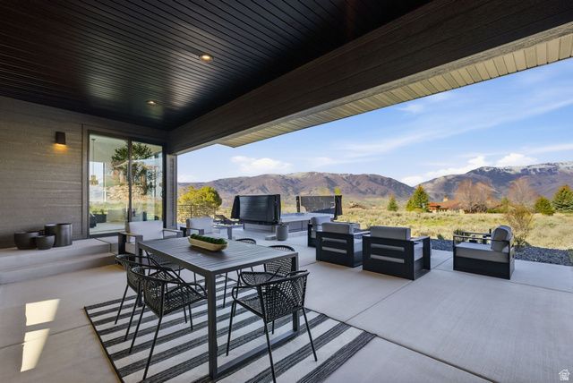 5585 E HIGHLAND VIEW CT, Eden, UT 84310