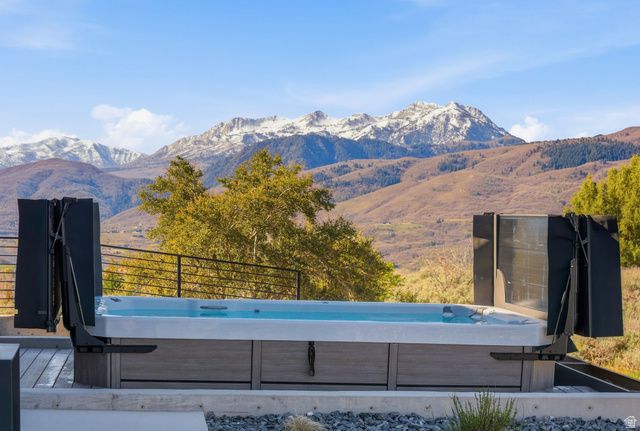 5585 E HIGHLAND VIEW CT, Eden, UT 84310