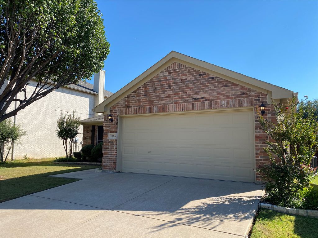 1835 Woodchase Drive, Fort Worth, TX 76120