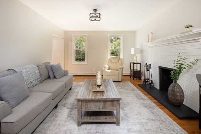 3 Barrett Dr, Mattapoisett, MA 02739