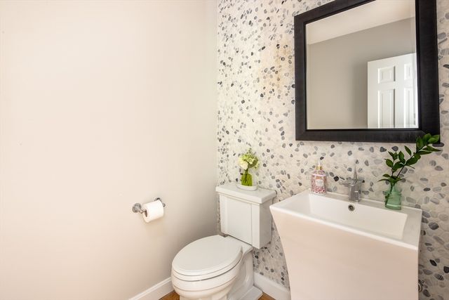 3 Barrett Dr, Mattapoisett, MA 02739