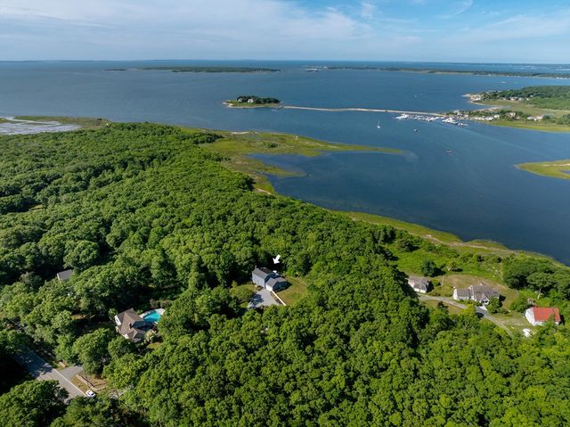 3 Barrett Dr, Mattapoisett, MA 02739
