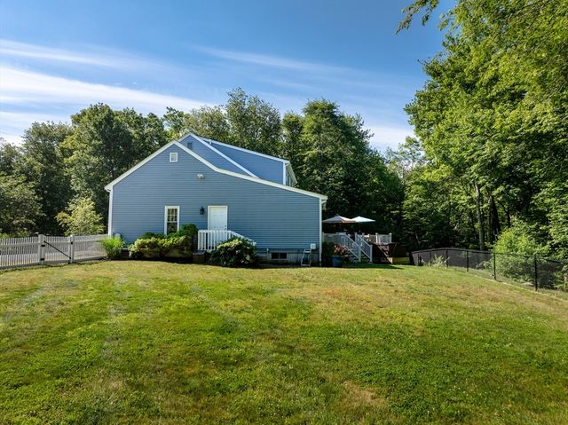 3 Barrett Dr, Mattapoisett, MA 02739