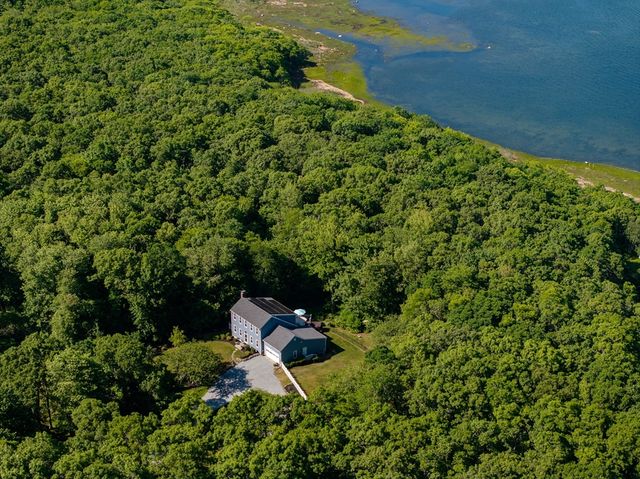3 Barrett Dr, Mattapoisett, MA 02739