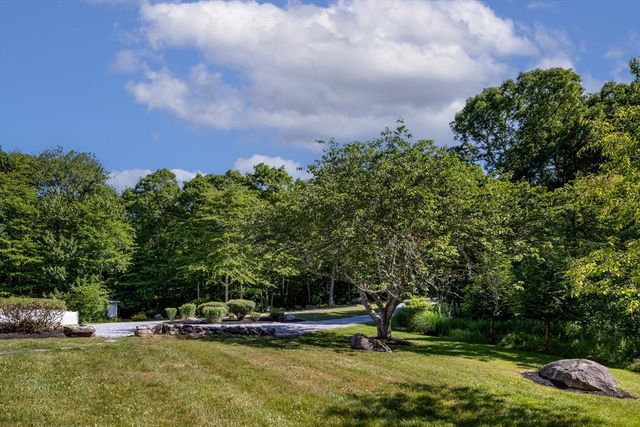 3 Barrett Dr, Mattapoisett, MA 02739