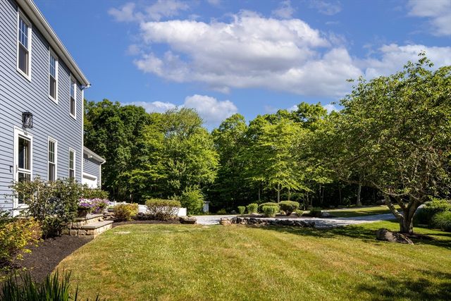 3 Barrett Dr, Mattapoisett, MA 02739