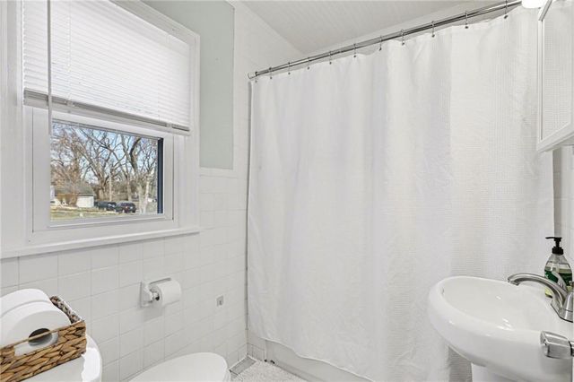 921 MANOR Road, Independence, MO 64055