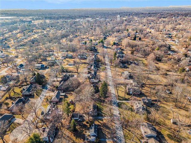 921 MANOR Road, Independence, MO 64055