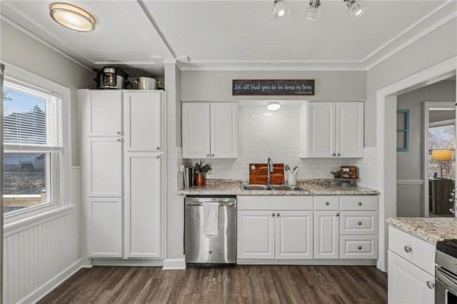 921 MANOR Road, Independence, MO 64055