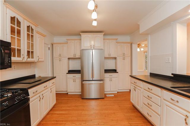 6049 Lake Terrace CIR, Norfolk, VA 23502