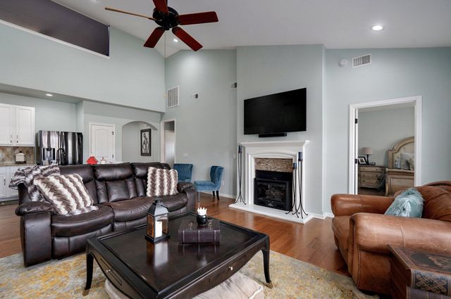 145 N Tuscany Drive, Hollister, MO 65672