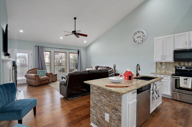 145 N Tuscany Drive, Hollister, MO 65672