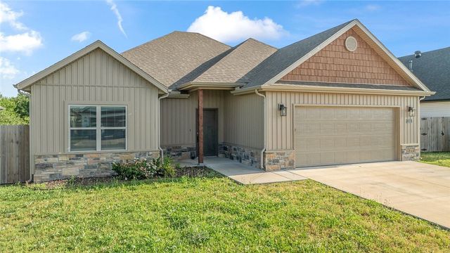 1031 Pebble Pass, Centerton, AR 72719
