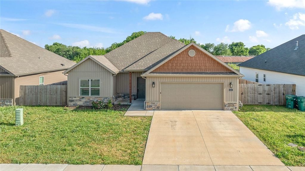 1031 Pebble Pass, Centerton, AR 72719