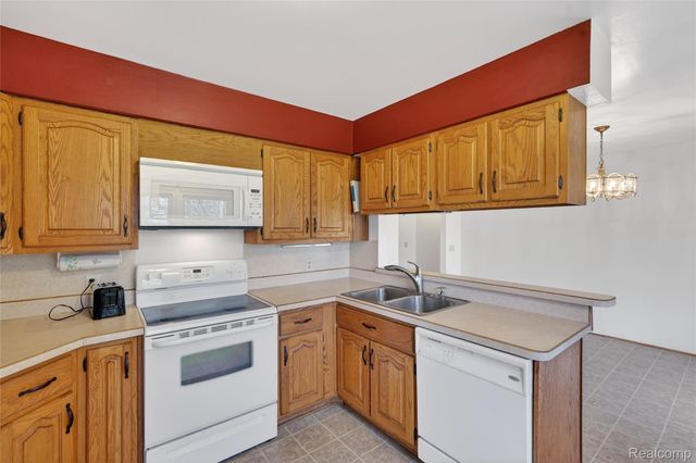 10960 Heather Lane, Hamburg Township, MI 48189