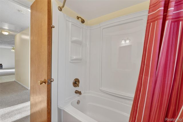 10960 Heather Lane, Hamburg Township, MI 48189