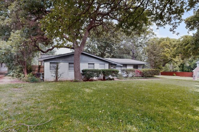 341 Arcadia Street, Hurst, TX 76053