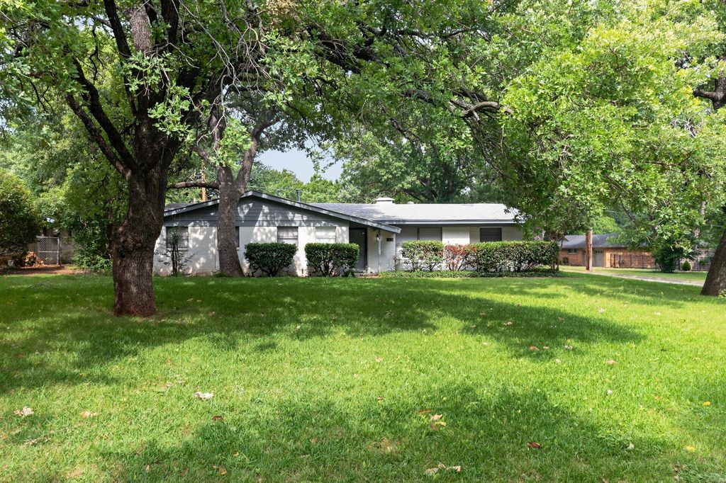 341 Arcadia Street, Hurst, TX 76053