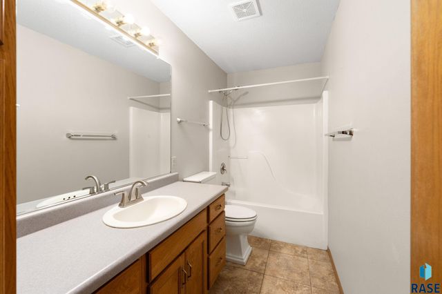 5705 S Southwind Ave Avenue, Sioux Falls, SD 57106