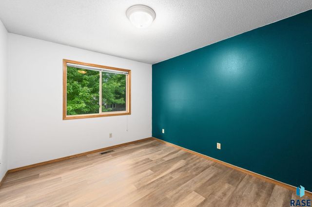 5705 S Southwind Ave Avenue, Sioux Falls, SD 57106