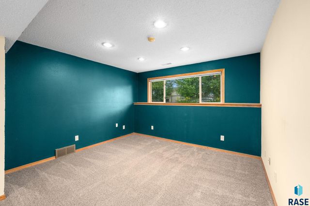 5705 S Southwind Ave Avenue, Sioux Falls, SD 57106
