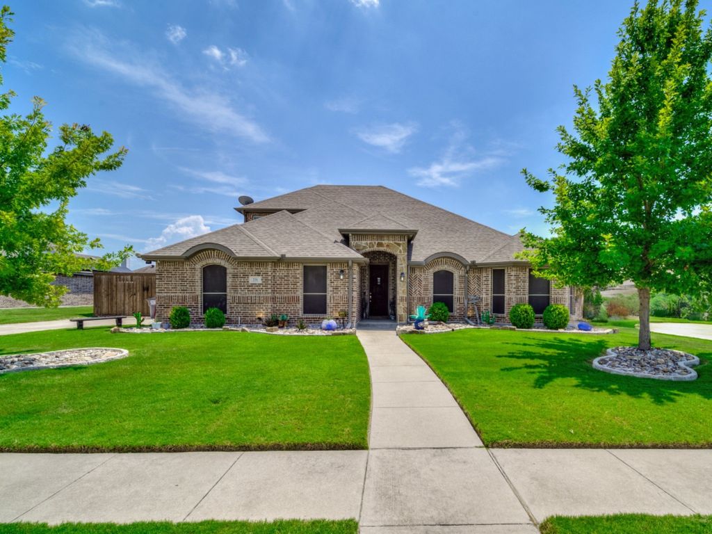 206 Debbie Way, Red Oak, TX 75154