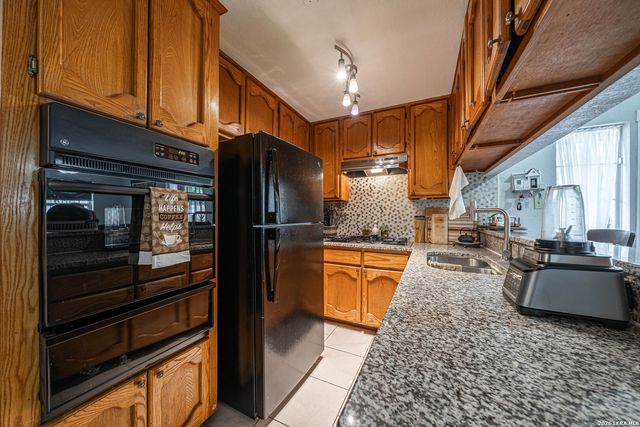 2202 LAKE LOUISE DR, San Antonio, TX 78228