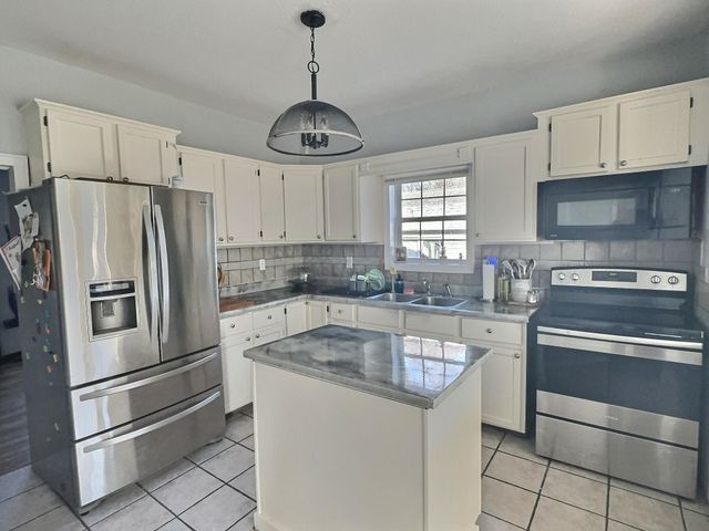 620 E 10th St, Newton, KS 67114