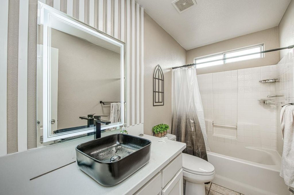 Image 13 of property listing at 10373 N Baird Avenue, Fresno, CA 93730