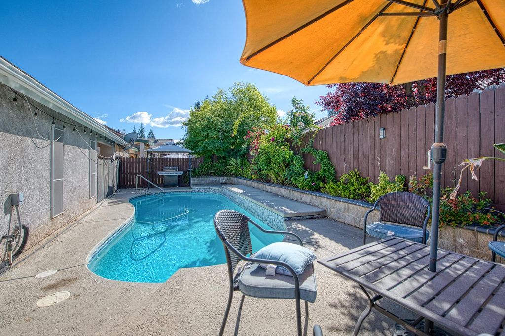 Image 3 of property listing at 10373 N Baird Avenue, Fresno, CA 93730