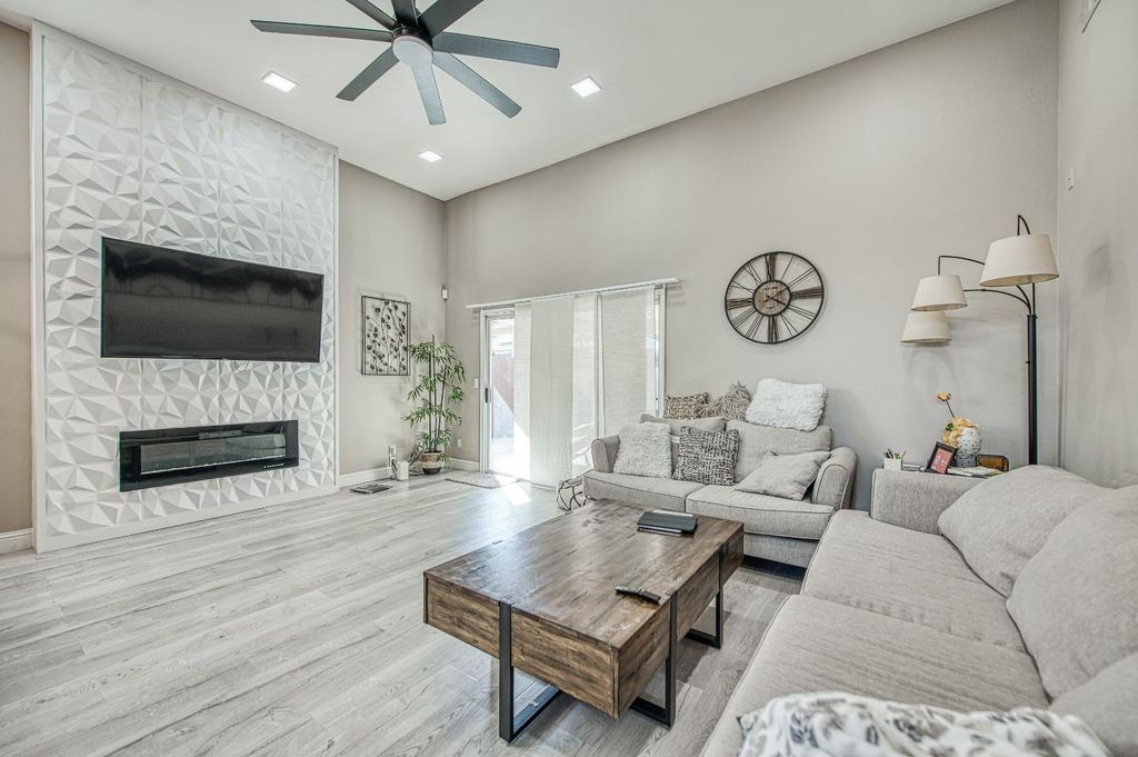 Image 4 of property listing at 10373 N Baird Avenue, Fresno, CA 93730