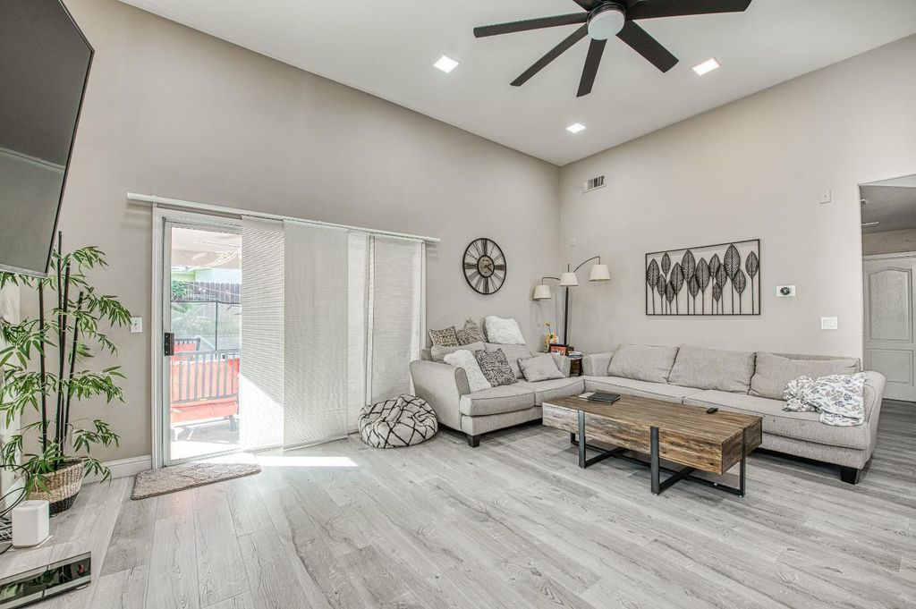 Image 6 of property listing at 10373 N Baird Avenue, Fresno, CA 93730