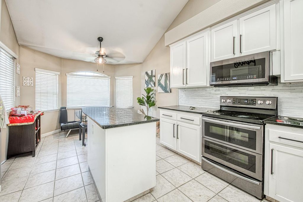 Image 7 of property listing at 10373 N Baird Avenue, Fresno, CA 93730