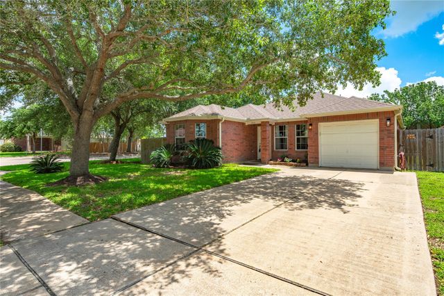 5501 Rio Sabinas Street, Rosharon, TX 77583