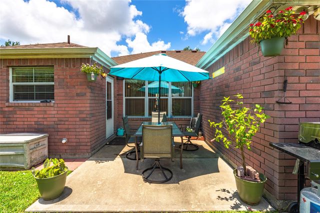 5501 Rio Sabinas Street, Rosharon, TX 77583