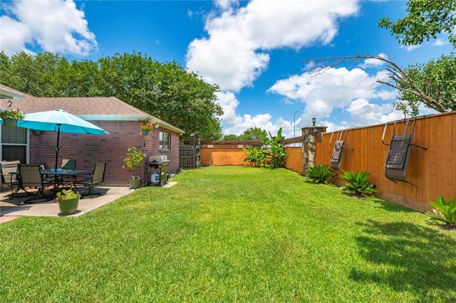 5501 Rio Sabinas Street, Rosharon, TX 77583