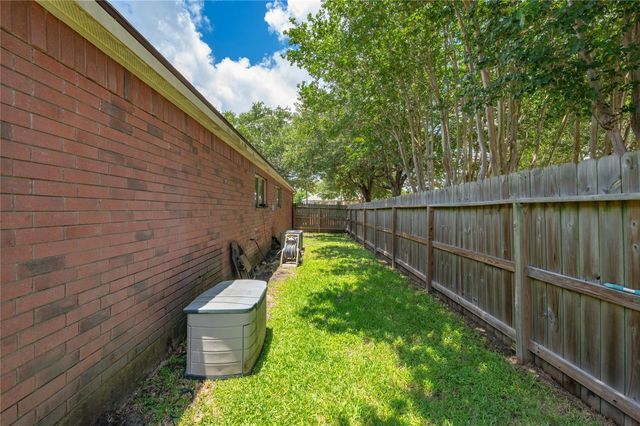 5501 Rio Sabinas Street, Rosharon, TX 77583