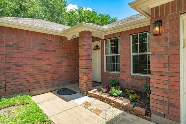 5501 Rio Sabinas Street, Rosharon, TX 77583