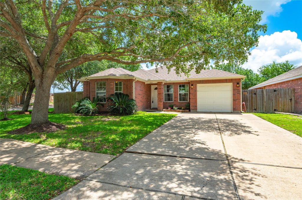 5501 Rio Sabinas Street, Rosharon, TX 77583